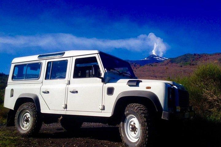 ガイド付きエトナ山アドベンチャー、ランチ付き：4WDツアーでオールドクレーターを発見