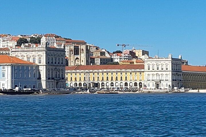 Lisbona: "Sunset" e "Day Tours" in barca, con bevande e musica.