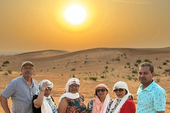ドバイ砂漠サファリツアー 4x4 地元バーベキューとショー付き
