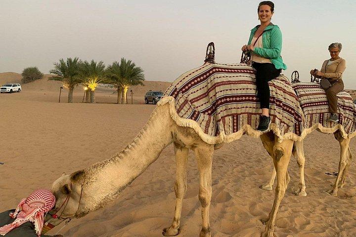 ドバイ砂漠サファリツアー 4x4 地元バーベキューとショー付き