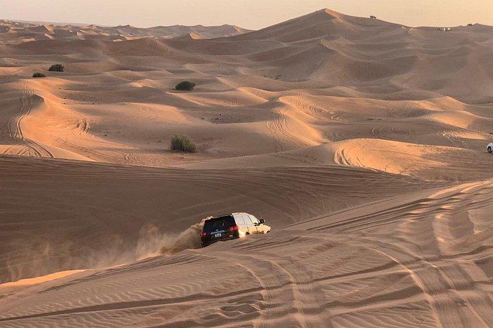 ドバイ砂漠サファリツアー 4x4 地元バーベキューとショー付き