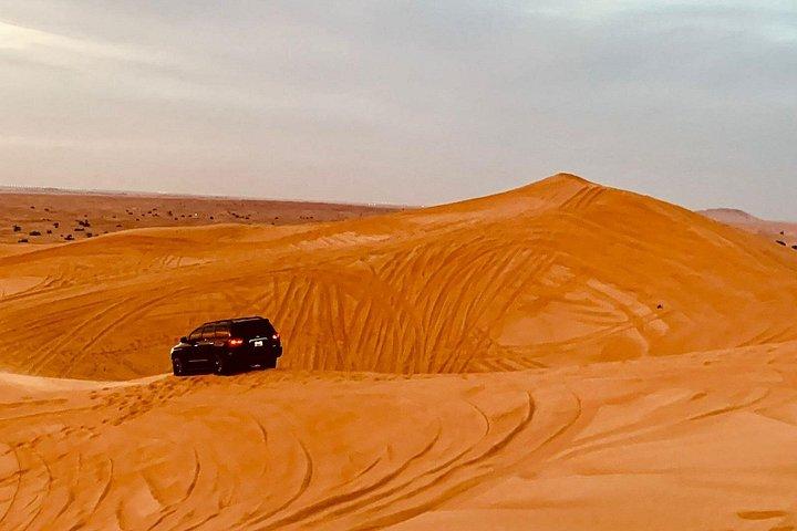 ドバイ砂漠サファリツアー 4x4 地元バーベキューとショー付き