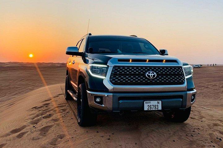 ドバイ砂漠サファリツアー 4x4 地元バーベキューとショー付き