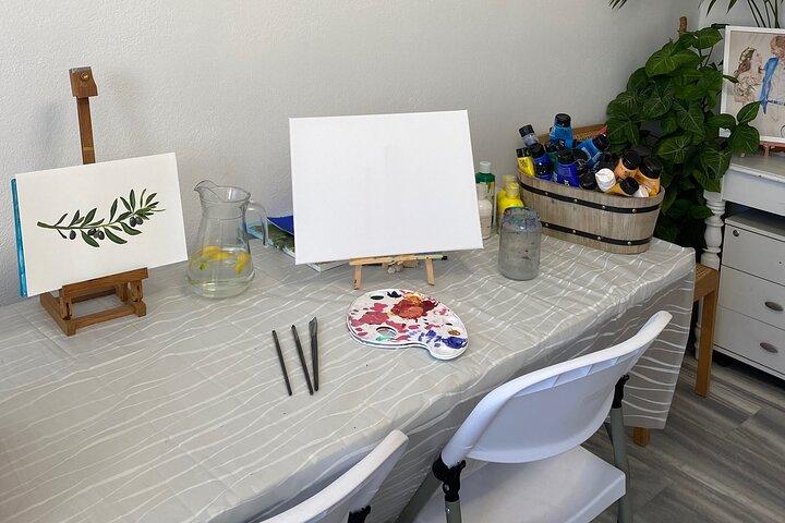 地元の人とキャンバスに絵を描く