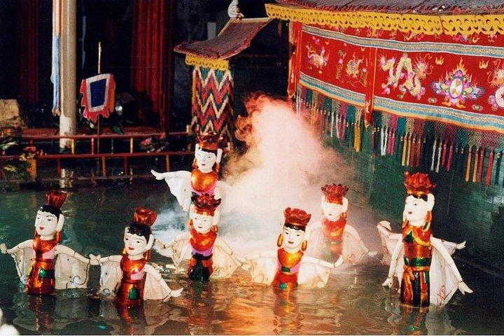 ゴールデン・ドラゴン・シアターでの水上人形ショー