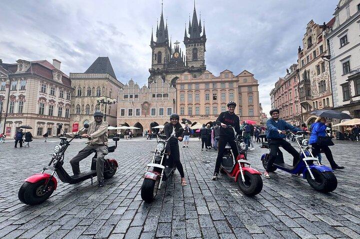 Excursão guiada de e-scooter em Praga: 2 horas