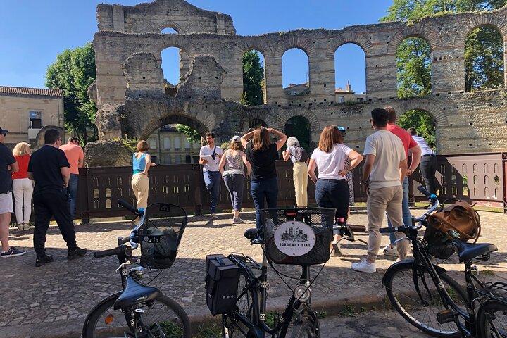 Bordeaux Essentials Sightseeing-Radtour mit einem lokalen Guide