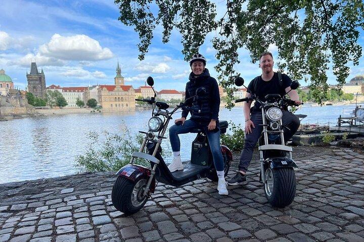 Excursão guiada de e-scooter em Praga: 2 horas