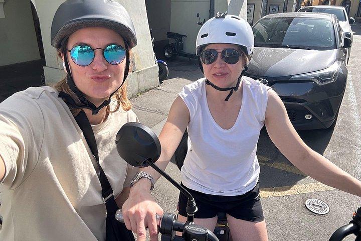 Privat live-guidet E-scooter-tur i Prag: 2 timer