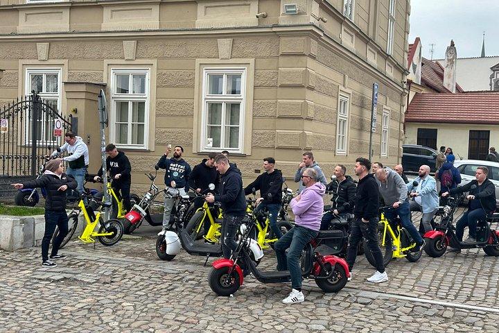 Privat live-guidet E-scooter-tur i Prag: 2 timer