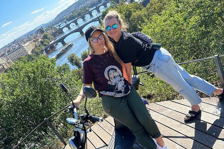 Privat live-guidet E-scooter-tur i Prag: 2 timer