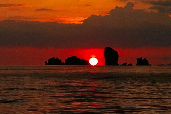 Phi Phi 4 îles au coucher du soleil avec du plancton bioluminescent