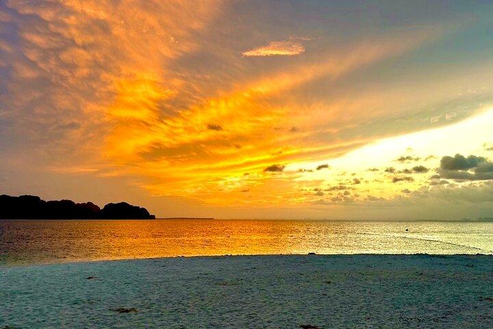 Phi Phi 4 îles au coucher du soleil avec du plancton bioluminescent