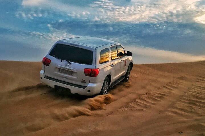 Safari nel deserto del tramonto Dubai con giro in cammello e sandboard