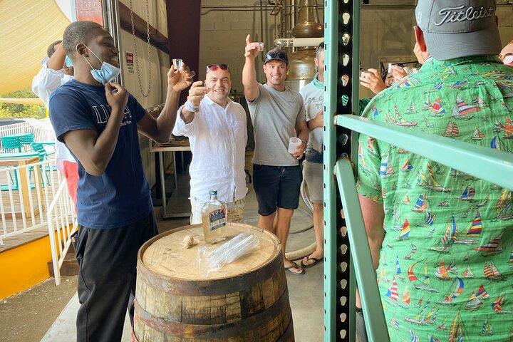 Tour histórico por la isla más una muestra de pastel de ron y cerveza local