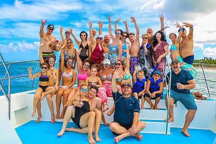 Festa de catamarã em Punta Cana com bebidas ilimitadas
