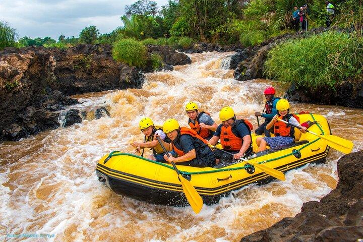 Adrenalin-Erlebnis beim Wildwasserrafting und Seilrutschen auf dem Sagana-Fluss