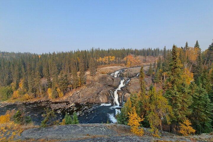 Yellowknife : Cameron Falls wandeling + lunch aan wal 5 uur