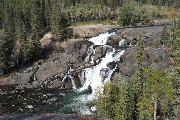 Yellowknife : Cameron Falls wandeling + lunch aan wal 5 uur