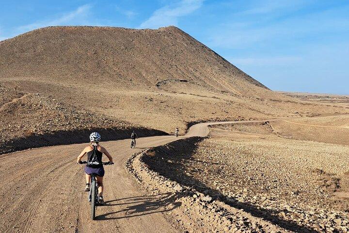 フエルテベントゥラ島北部のコラレホでのバランコEバイクツアー