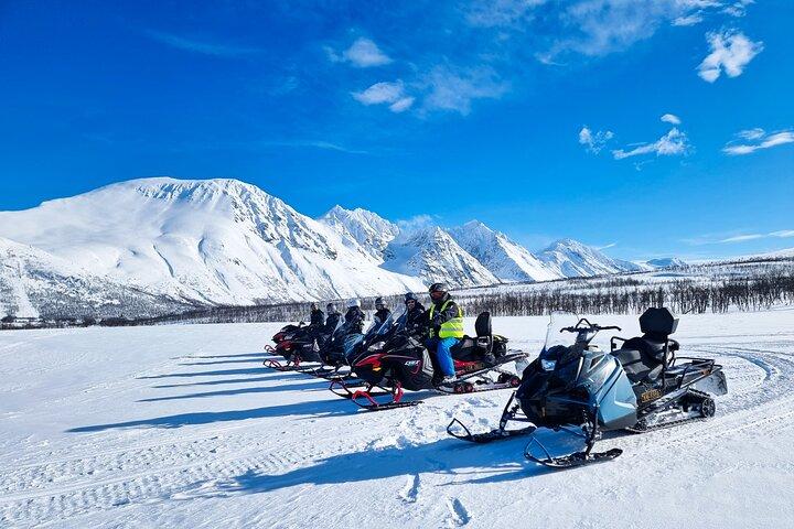 Tour guiado en moto de nieve por los Alpes de Lyngen desde Tromso