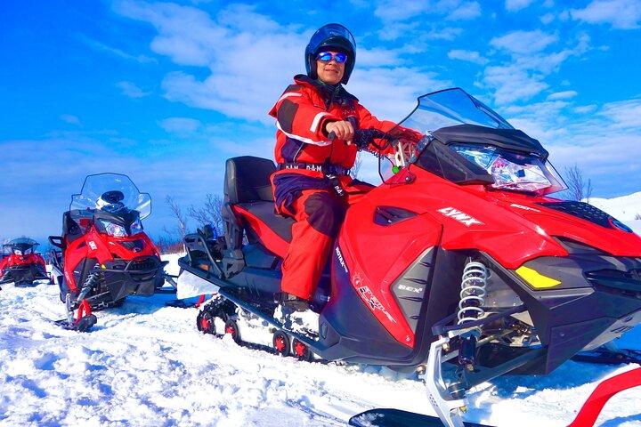 Tour guiado en moto de nieve por los Alpes de Lyngen desde Tromso