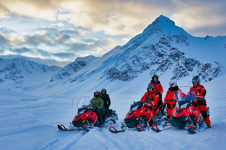 Tour guiado en moto de nieve por los Alpes de Tromso Lyngen