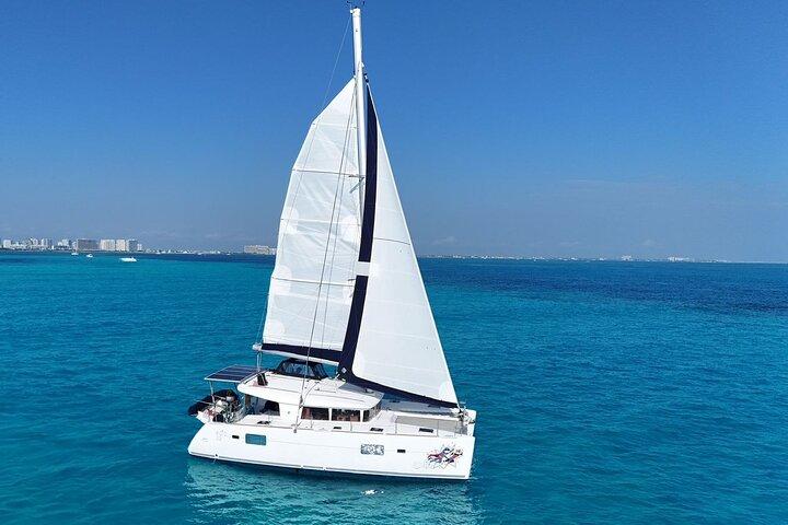 Upplev The Luxury Catamaran Isla Mujeres Tour i Cancun
