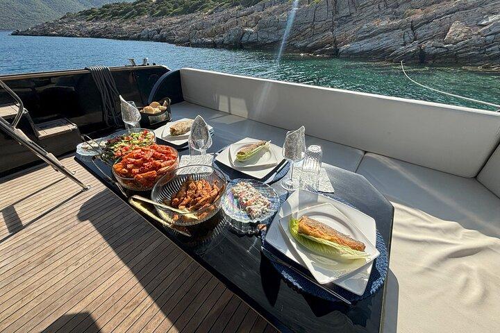 Bodrum Private Motoryacht-Tour mit Mittagessen für 6 Stunden