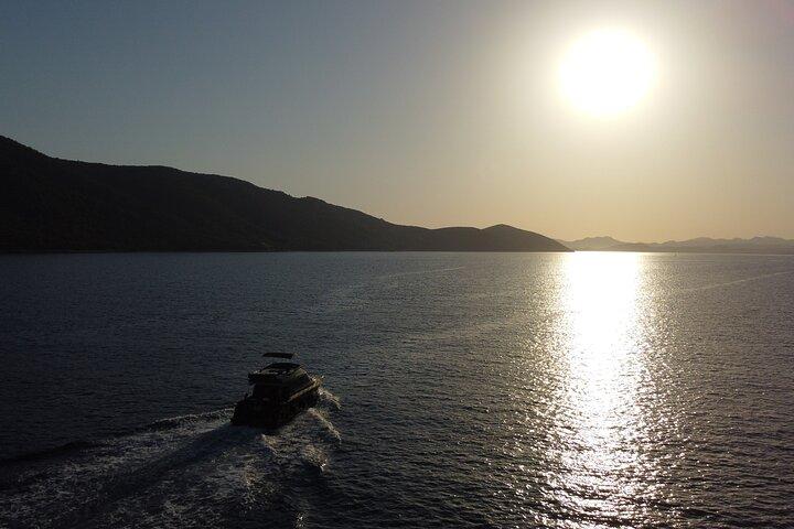 Bodrum: Private 3-stündige Motoryacht-Sonnenuntergangstour mit Abendessen