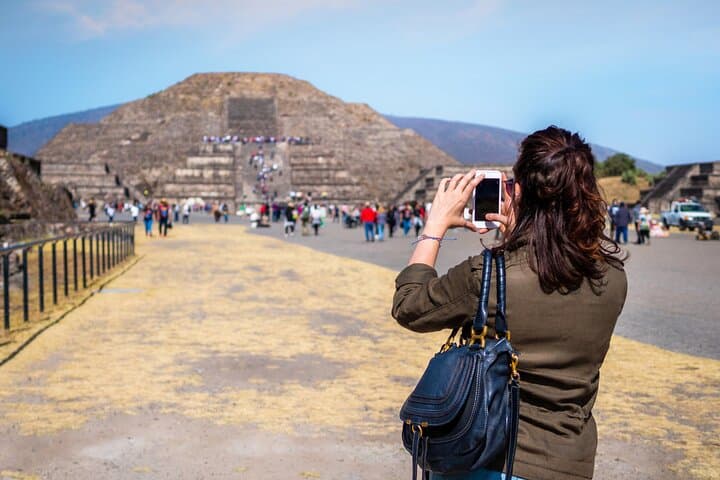 Teotihuacan Pyramids | Pick up Hotel | Breakfast in Cueva