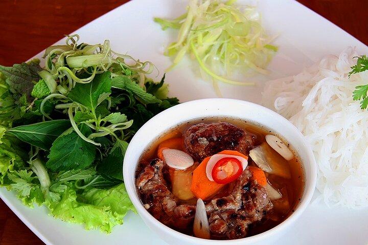 Bästsäljare Hanoi Street Food Tour med tåggatabesök