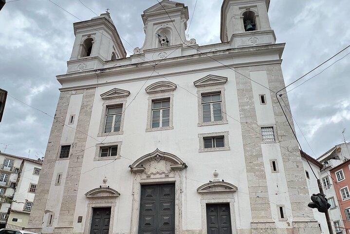 Tour a piedi della città autoguidato di Lisbona Alfama e caccia al tesoro