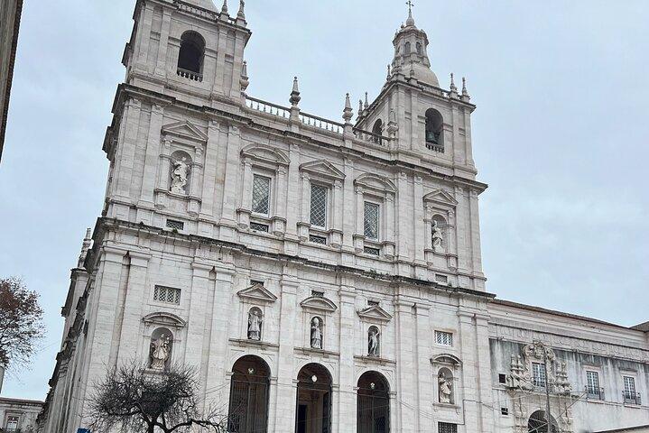 Tour a piedi della città autoguidato di Lisbona Alfama e caccia al tesoro