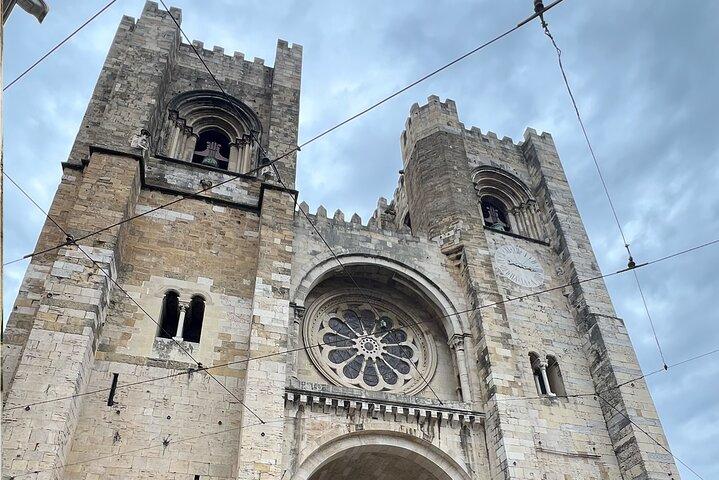 Tour a piedi della città autoguidato di Lisbona Alfama e caccia al tesoro