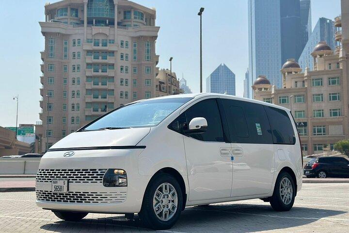 ドバイ一日ツアー：プロのドライバー付き専用車をレンタル