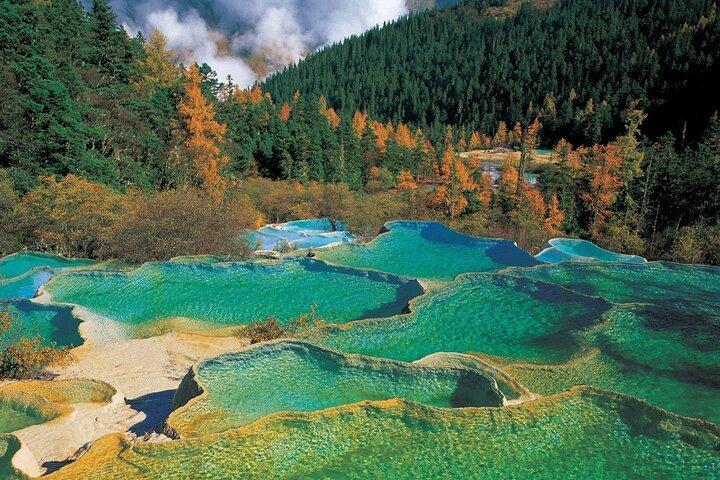 Tour privato di 2 giorni a Jiuzhaigou e Huanglong in treno da Chengdu