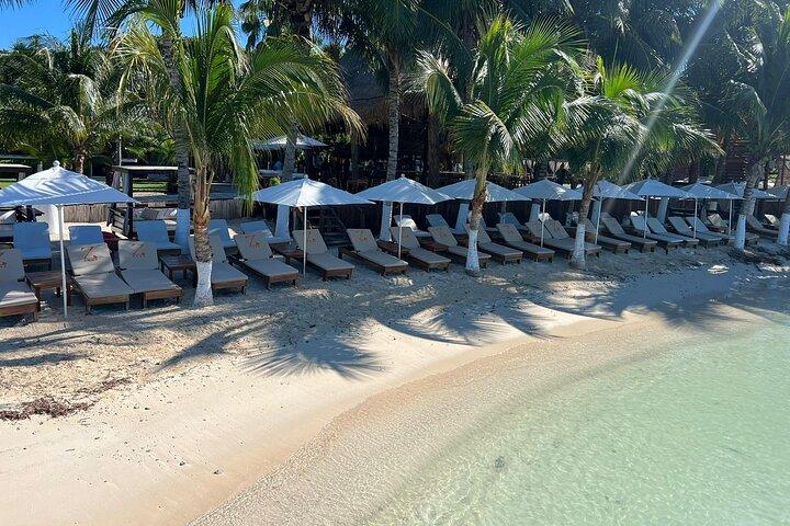 Fiesta en Catamarán Isla Mujeres Exclusivo Beach Club desde Cancún