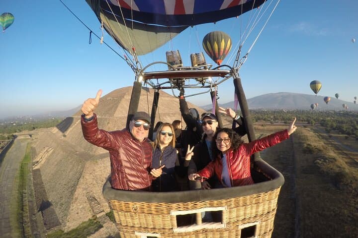 Balloon flight + Transportation from CDMX and cave breakfast.