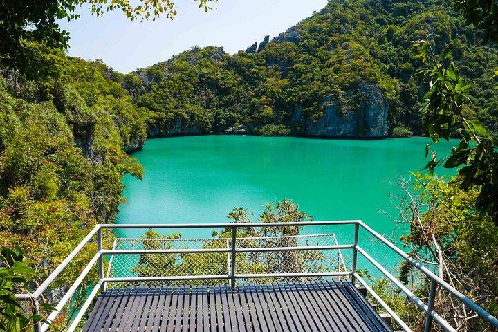 Parque Marinho Nacional de Angthong em lancha saindo de Samui