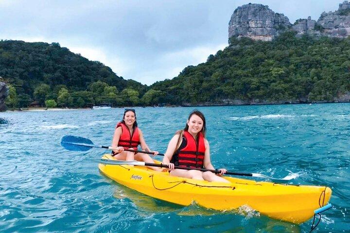 Parque Marinho Nacional de Angthong em lancha saindo de Samui