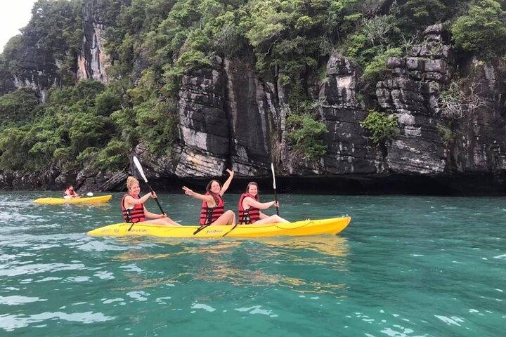 Parque Marinho Nacional de Angthong em lancha saindo de Samui