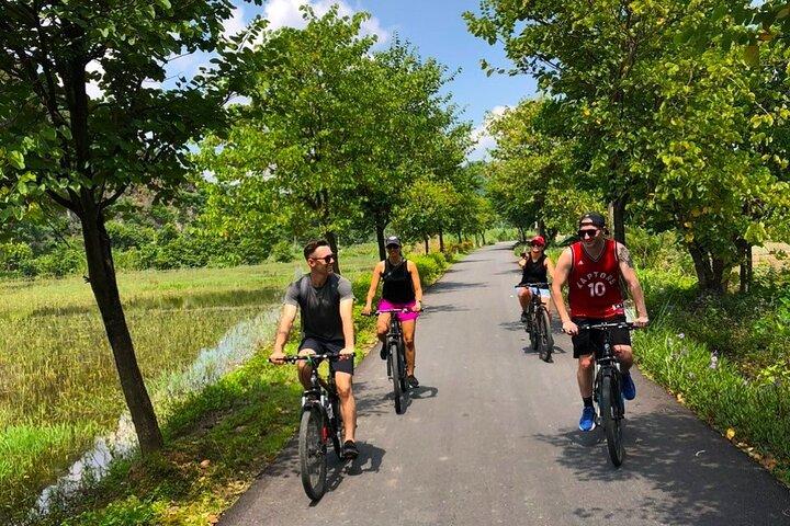 Desde Hanoi: Excursión de un día de lujo Hoa Lu, Tam Coc, cueva de Mua, casa local