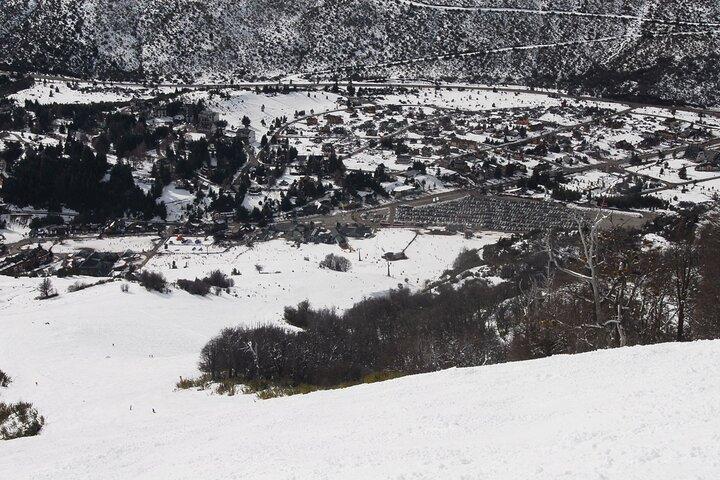 Aula coletiva de esqui ou snowboard com equipamentos no Cerro Catedral