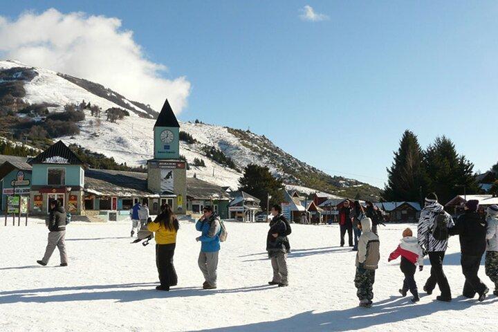 Aula coletiva de esqui ou snowboard com equipamentos no Cerro Catedral
