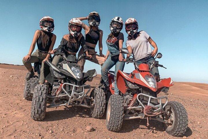 Spettacolo con cena privata con giro in cammello in quad a Tangeri