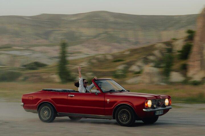Visite privée au coucher du soleil en Cappadoce avec une voiture vintage classique
