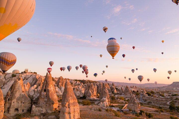 Luftballontur ved solopgang i Goreme, Cappadocia