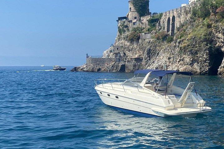 Excursión privada de día completo en barco por la costa de Amalfi.