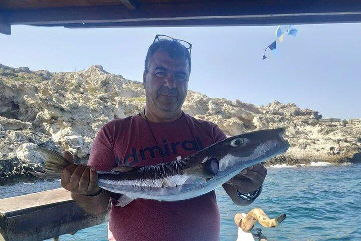Makarounas Fishing Boat Trip med swimming stop og grill om bord